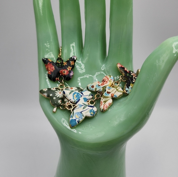 Charming gold tone multicolored butterfly charm bracelet!  Very pretty statement - Picture 6 of 6